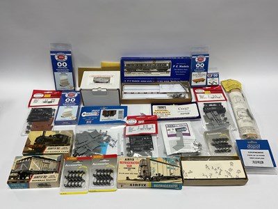 Lot 500 - A quantity of 4mm scale (00/EM) rolling stock...