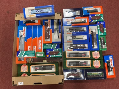 Lot 381 - Approximately thirty boxed HO scale European...