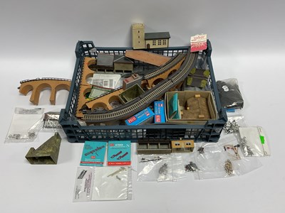 Lot 743 - A quantity of N gauge scenic items and...
