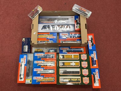 Lot 412 - Approximately twenty-five boxed HO scale...