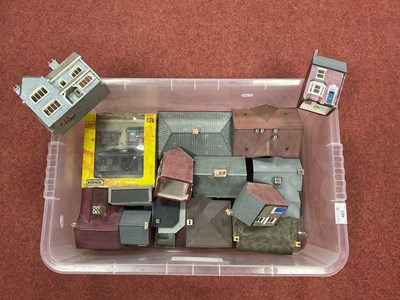 Lot 401 - A quantity of 00/HO buildings, mainly...