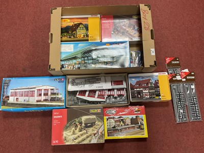 Lot 405 - A quantity of HO scale building kits by Faller,...
