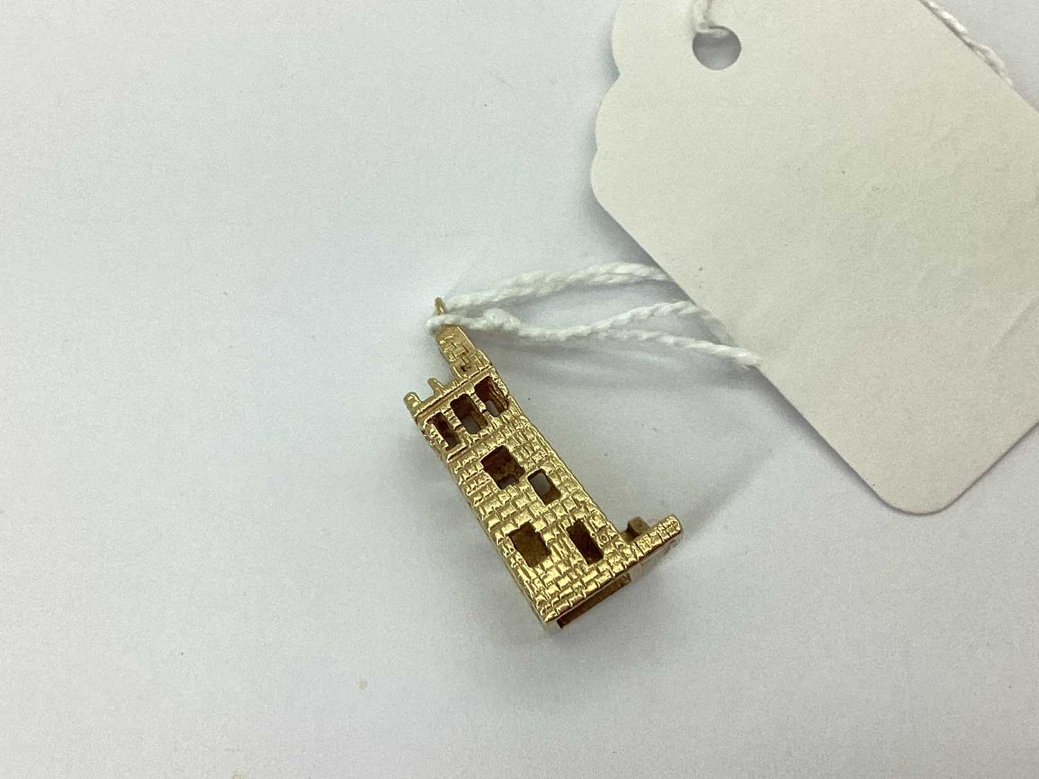 Lot 86 - A 9ct Gold Castle Hill (Huddersfield)...