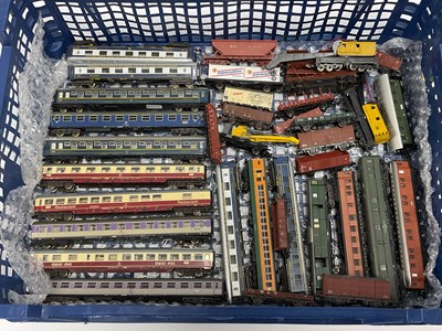 Lot 587 - Approximately thirty-six items of N gauge...