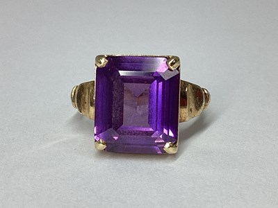 Lot 48 - A Large 9ct Gold Single Stone Dress Ring, claw...