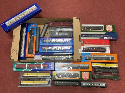 Lot 475 - Approximately twenty-five HO scale European...