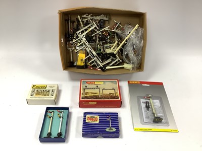 Lot 709 - A quantity of 00 gauge signals, including...