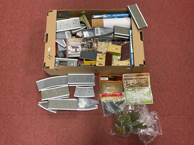 Lot 462 - A quantity of 00 gauge scenic accessories by...