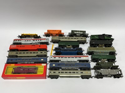 Lot 530 - Approximately twenty items of Triang 00 gauge "...