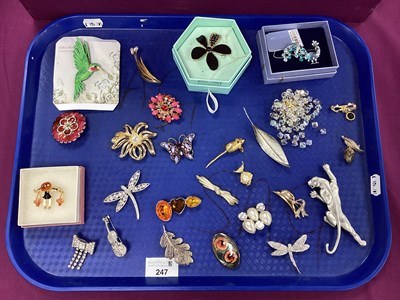 Lot 247 - A Collection of Assorted Brooches, including a...