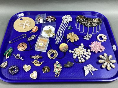 Lot 261 - A Collection of Assorted Brooches, including...