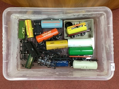Lot 657 - A quantity of O Gauge kit based and similar...