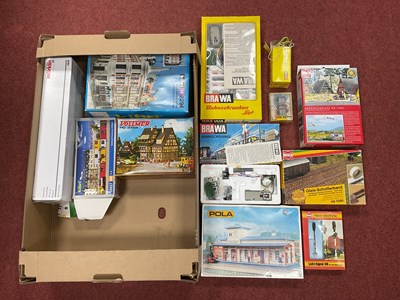 Lot 385 - A quantity of HO scale continental Lineside...