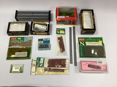 Lot 762 - A quantity of N scale lineside accessories by...