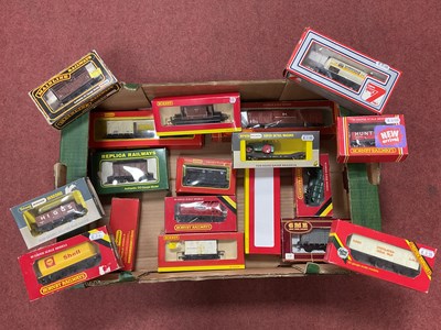 Lot 379 - Eighteen OO gauge boxed wagons by Wrenn,...