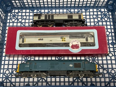 Lot 564 - Three 00 gauge diesel locomotives: a Mainline...