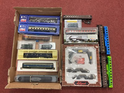 Lot 414 - Sixteen HO Gauge continental outline rolling...