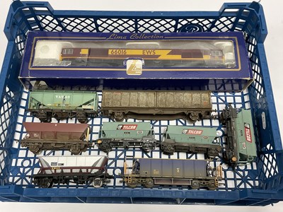 Lot 543 - A boxed Lima 00 gauge Class 66 diesel...