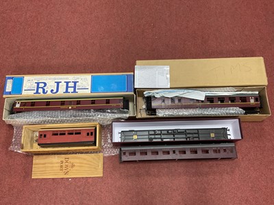 Lot 369 - Three O gauge part built plastic and metal...