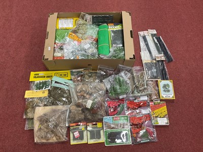 Lot 431 - A quantity of mainly 00 gauge scenic items and...