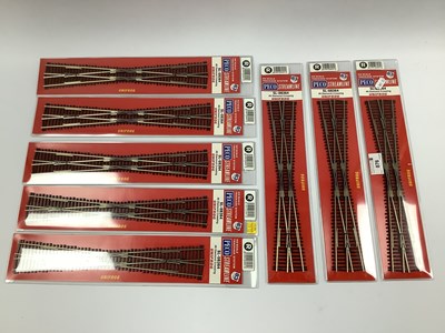 Lot 876 - Eight Peco Streamline HO scale (American...