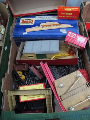 Lot 316 - Four Hornby Dublo "OO" Gauge/4mm D1 Trackside...