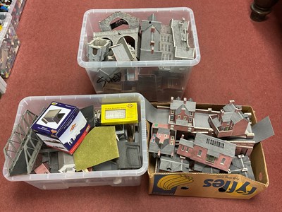 Lot 491 - A quantity of predominantly OO gauge Lineside...