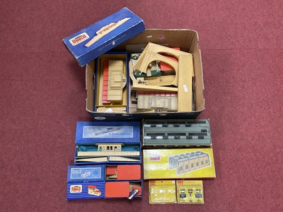 Lot 439 - A quantity of Hornby-Dublo 00 gauge metal and...