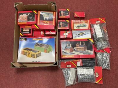 Lot 426 - A quantity of boxed Hornby 00 gauge buildings...