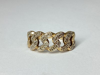 Lot 42 - A 9ct Gold Link Design Ring, with dainty claw...