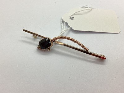 Lot 104 - A Vintage Garnet Single Stone Bar Brooch,...