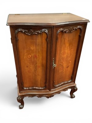 Lot 1559 - Reproduction Mahogany Serpentine Fronted Media...