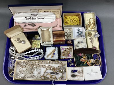 Lot 183 - A Collection of Assorted Vintage and Later...