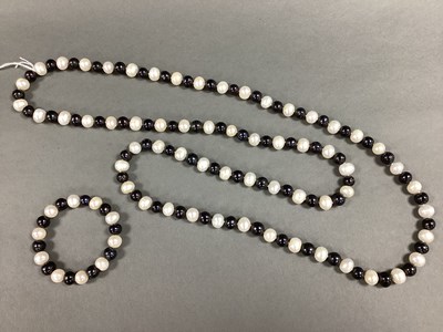 Lot 158 - A Modern Long Single Strand Black and White...