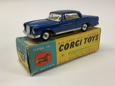 Lot 938 - Original Corgi Toys No.253 Mercedes-Benz 220...