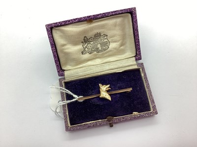 Lot 112 - A 9ct Gold Dog Head Bar Brooch, on plain bar,...