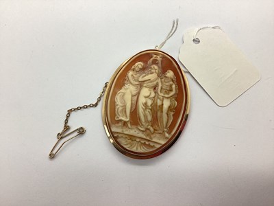 Lot 121 - A Large Oval Shell Carved Cameo Brooch /...