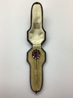 Lot 119 - An Antique Oval Cluster Stickpin, collet set...