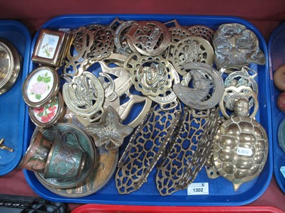 Lot 1302 - Brassware, including quantity of horse brasses,...