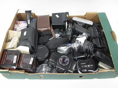 Lot 1363 - A mixed photography equipment collection,...