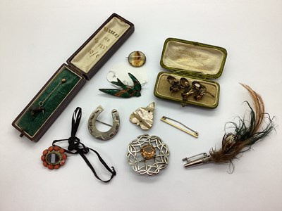 Lot 134 - A Selection of Antique and Later Brooches,...