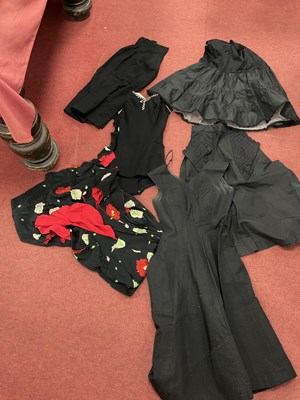 Lot 1370 - Vintage Fashions - Circa late 1930s black, red...