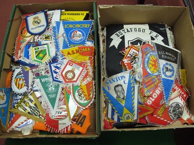 Lot 196 - Pennants - Early Santos, DC United, PSV,...