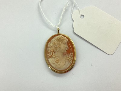 Lot 97 - An Oval Shell Carved Cameo Brooch/Pendant,...