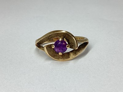 Lot 61 - A 9ct Gold Claw Set Twist Ring, of openwork...
