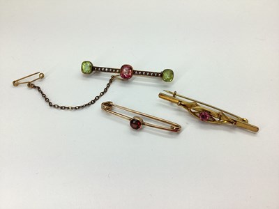 Lot 98 - A Stone Set and Seed Pearl Bar Brooch,...