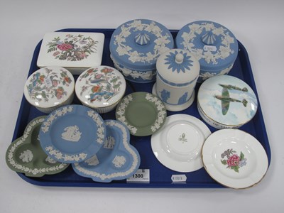 Lot 1300 - Decorative porcelain, including Wedgwood...