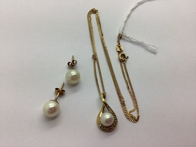 Lot 83 - A Dainty Pearl and Diamond Pendant, illusion...