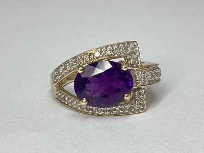 Lot 28 - QVC Modern 9ct Gold Dress Ring, oval claw set,...