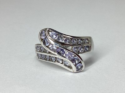 Lot 31 - QVC Modern 9ct White Gold Dress Ring, channel...